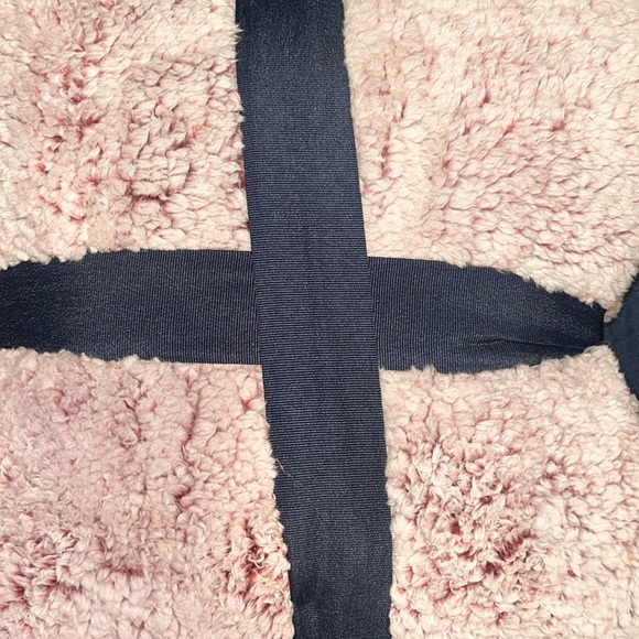 NWT Luxurious Pink Sherpa Blanket Plush Bedding Throw - Picture 4 of 4